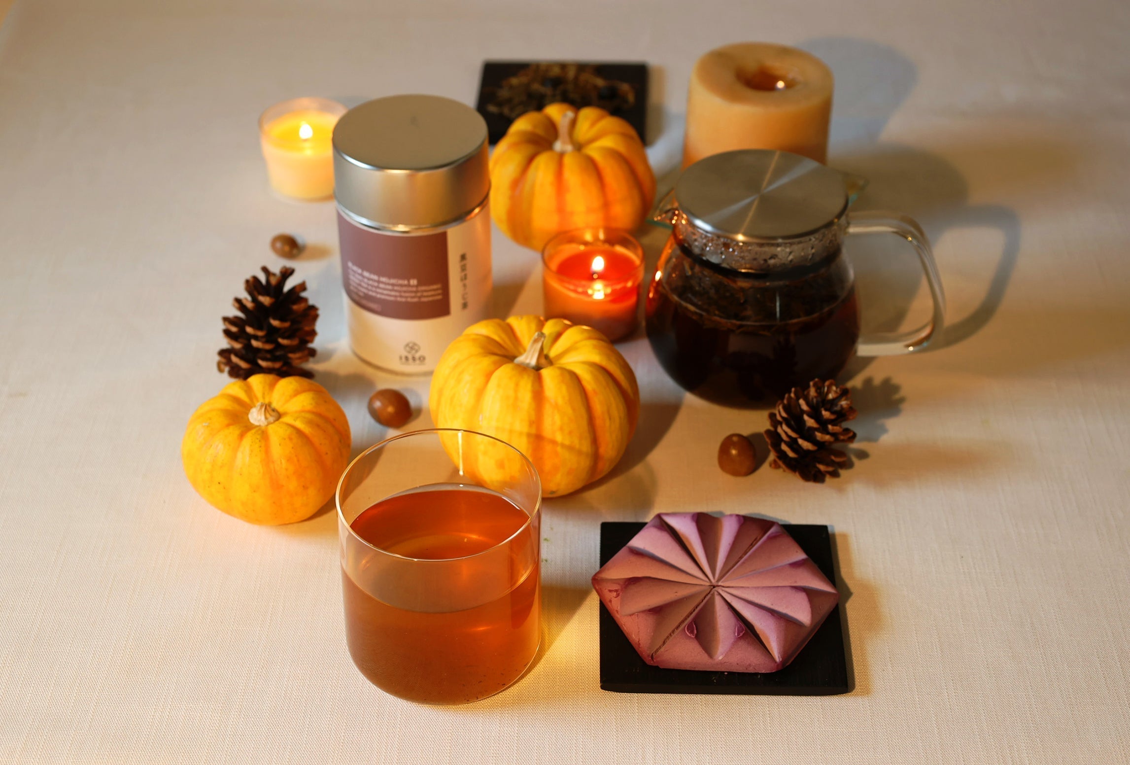 秋の夜長に灯るハロウィンティータイム — 香ばしいISSO黒豆ほうじ茶とともに —